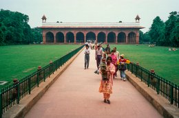 Allée;-Arcades;-Architecture;-Audience-publique;-Delhi;-Diwan-i-Am;-Enfant;-Femme;-Fort-rouge;-Grès-rouge;-Inde;-Kaleidos;-Kaleidos-images;-La-parole-à-limage;-Lal-Qila;-Moghols;-Patrimoine-de-lHumanité;-Pelouse;-Shah-Jahan;-Shahjahanabad;-Stories-Pictures;-Tarek-Charara;-UNESCO;-Vieux-Delhi;-Visiteurs
